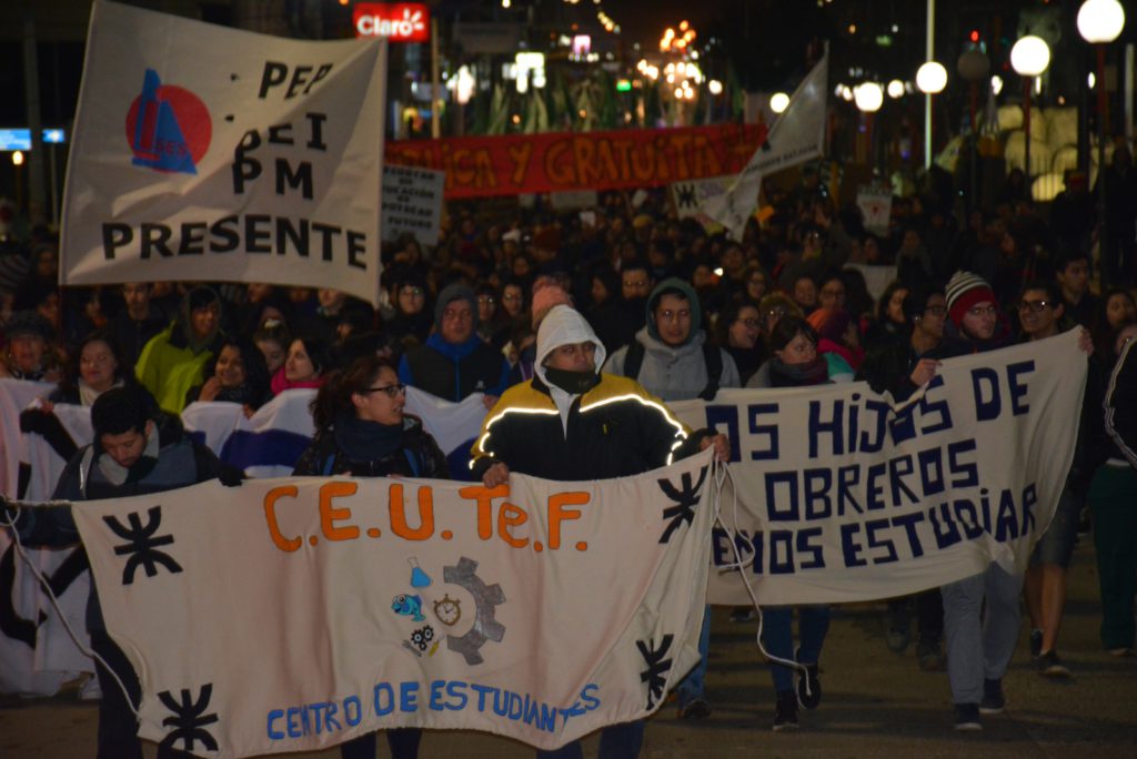Este jueves se realizaron sendas manifestaciones de las dos universidades estatales en esta ciudad, la Facultad Regional Tierra del Fuego y la Universidad Nacional de Tierra del Fuego, que se movilizaron en defensa de la universidad pública ante los recortes del gobierno del presidente Mauricio Macri. 