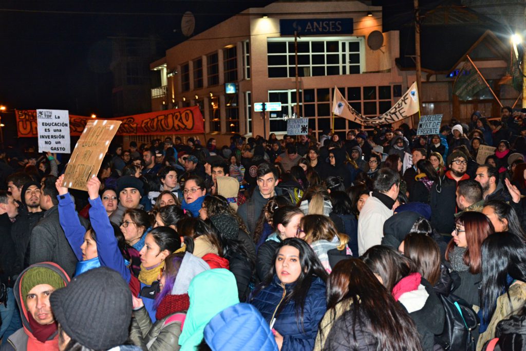 Este jueves se realizaron sendas manifestaciones de las dos universidades estatales en esta ciudad, la Facultad Regional Tierra del Fuego y la Universidad Nacional de Tierra del Fuego, que se movilizaron en defensa de la universidad pública ante los recortes del gobierno del presidente Mauricio Macri. 