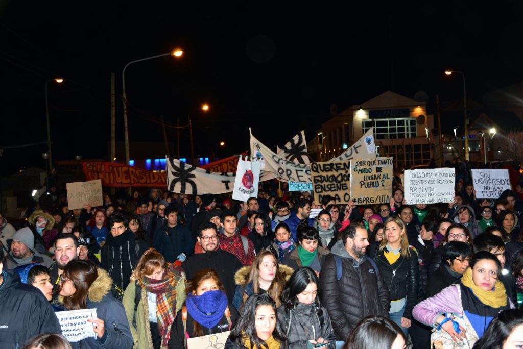 Este jueves se realizaron sendas manifestaciones de las dos universidades estatales en esta ciudad, la Facultad Regional Tierra del Fuego y la Universidad Nacional de Tierra del Fuego, que se movilizaron en defensa de la universidad pública ante los recortes del gobierno del presidente Mauricio Macri. 