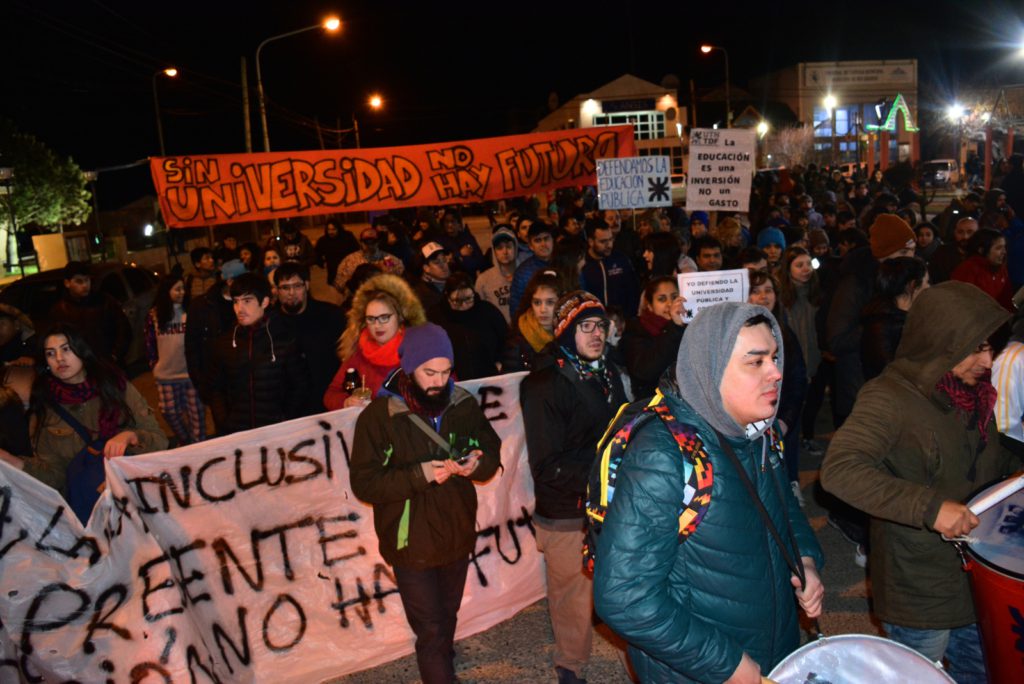 Este jueves se realizaron sendas manifestaciones de las dos universidades estatales en esta ciudad, la Facultad Regional Tierra del Fuego y la Universidad Nacional de Tierra del Fuego, que se movilizaron en defensa de la universidad pública ante los recortes del gobierno del presidente Mauricio Macri. 