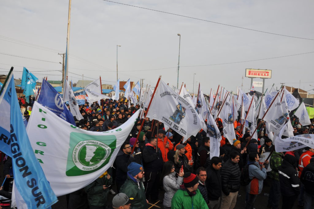 Este martes al mediodía el pueblo trabajador nucleado en la Multisectorial 21F conformada entre otros por la UOM, Camioneros, el CEC, ATE, ANUSATE, SOEM de Ushuaia, ASIMRA, ASOEM, SMATA, SATSAID, SUPARA, UOYEP; SUTEF, ATSA, UTA, SADEM, Petroleros Privados, AOT, SOIVA, SETIA, Sindicato Austral de Luz y Fuerza, UPSRA; UOCRA, UTEDYC, SITOS, Obras Sanitarias Región Sur; No Docentes UNTDF; trabajadores mineros de Río Turbio, Santa Cruz, profesionales de la salud, estudiantes, docentes, empleados de comercios, la propia Cámara de Comercio, jubilados, distintas juntas vecinales, fuerzas políticas y sociales como FORJA, Nuevo Encuentro, UST (Unidad Solidaria de los Trabajadores) y vecinos particulares se concentran en la Plaza de las Américas para rechazar el recorte a las Asignaciones Familiares y otras medidas contra los trabajadores.