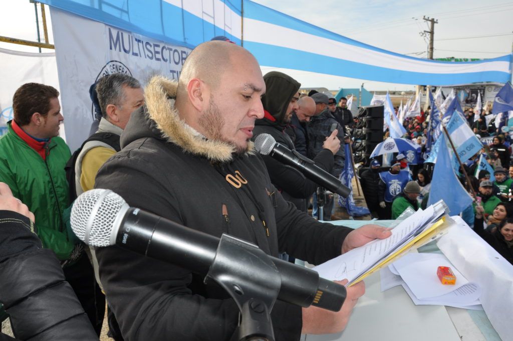 Este martes al mediodía el pueblo trabajador nucleado en la Multisectorial 21F conformada entre otros por la UOM, Camioneros, el CEC, ATE, ANUSATE, SOEM de Ushuaia, ASIMRA, ASOEM, SMATA, SATSAID, SUPARA, UOYEP; SUTEF, ATSA, UTA, SADEM, Petroleros Privados, AOT, SOIVA, SETIA, Sindicato Austral de Luz y Fuerza, UPSRA; UOCRA, UTEDYC, SITOS, Obras Sanitarias Región Sur; No Docentes UNTDF; trabajadores mineros de Río Turbio, Santa Cruz, profesionales de la salud, estudiantes, docentes, empleados de comercios, la propia Cámara de Comercio, jubilados, distintas juntas vecinales, fuerzas políticas y sociales como FORJA, Nuevo Encuentro, UST (Unidad Solidaria de los Trabajadores) y vecinos particulares se concentran en la Plaza de las Américas para rechazar el recorte a las Asignaciones Familiares y otras medidas contra los trabajadores.