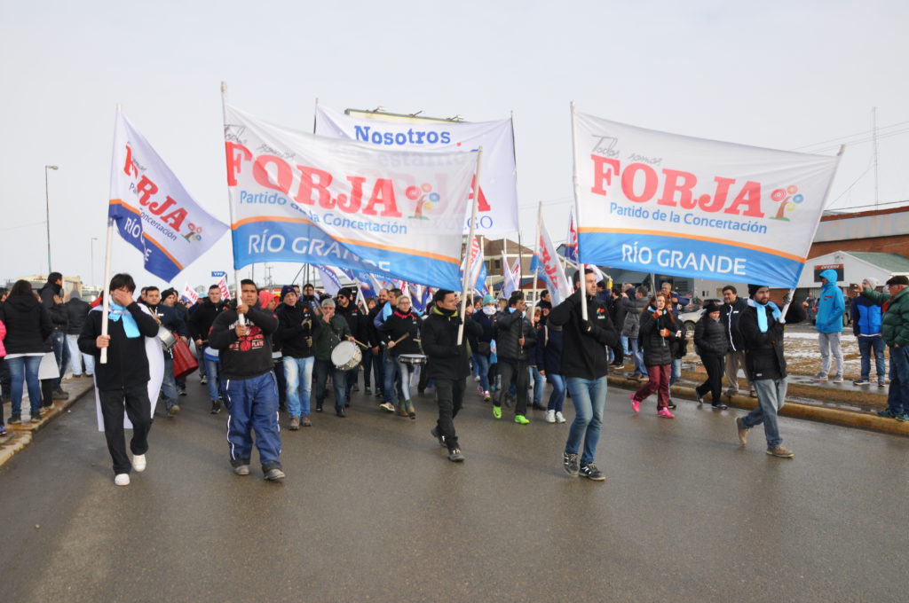 Este martes al mediodía el pueblo trabajador nucleado en la Multisectorial 21F conformada entre otros por la UOM, Camioneros, el CEC, ATE, ANUSATE, SOEM de Ushuaia, ASIMRA, ASOEM, SMATA, SATSAID, SUPARA, UOYEP; SUTEF, ATSA, UTA, SADEM, Petroleros Privados, AOT, SOIVA, SETIA, Sindicato Austral de Luz y Fuerza, UPSRA; UOCRA, UTEDYC, SITOS, Obras Sanitarias Región Sur; No Docentes UNTDF; trabajadores mineros de Río Turbio, Santa Cruz, profesionales de la salud, estudiantes, docentes, empleados de comercios, la propia Cámara de Comercio, jubilados, distintas juntas vecinales, fuerzas políticas y sociales como FORJA, Nuevo Encuentro, UST (Unidad Solidaria de los Trabajadores) y vecinos particulares se concentran en la Plaza de las Américas para rechazar el recorte a las Asignaciones Familiares y otras medidas contra los trabajadores.