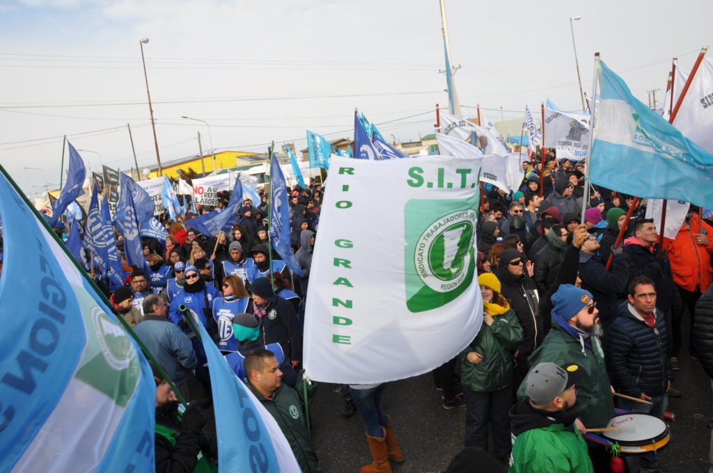 Este martes al mediodía el pueblo trabajador nucleado en la Multisectorial 21F conformada entre otros por la UOM, Camioneros, el CEC, ATE, ANUSATE, SOEM de Ushuaia, ASIMRA, ASOEM, SMATA, SATSAID, SUPARA, UOYEP; SUTEF, ATSA, UTA, SADEM, Petroleros Privados, AOT, SOIVA, SETIA, Sindicato Austral de Luz y Fuerza, UPSRA; UOCRA, UTEDYC, SITOS, Obras Sanitarias Región Sur; No Docentes UNTDF; trabajadores mineros de Río Turbio, Santa Cruz, profesionales de la salud, estudiantes, docentes, empleados de comercios, la propia Cámara de Comercio, jubilados, distintas juntas vecinales, fuerzas políticas y sociales como FORJA, Nuevo Encuentro, UST (Unidad Solidaria de los Trabajadores) y vecinos particulares se concentran en la Plaza de las Américas para rechazar el recorte a las Asignaciones Familiares y otras medidas contra los trabajadores.