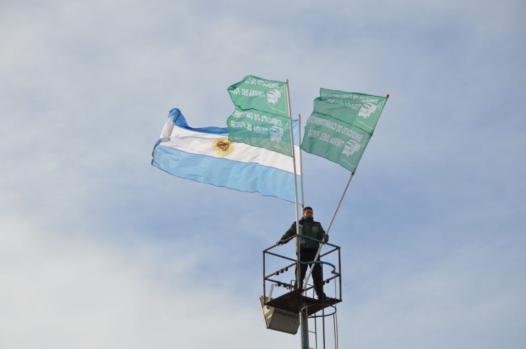 Este martes al mediodía el pueblo trabajador nucleado en la Multisectorial 21F conformada entre otros por la UOM, Camioneros, el CEC, ATE, ANUSATE, SOEM de Ushuaia, ASIMRA, ASOEM, SMATA, SATSAID, SUPARA, UOYEP; SUTEF, ATSA, UTA, SADEM, Petroleros Privados, AOT, SOIVA, SETIA, Sindicato Austral de Luz y Fuerza, UPSRA; UOCRA, UTEDYC, SITOS, Obras Sanitarias Región Sur; No Docentes UNTDF; trabajadores mineros de Río Turbio, Santa Cruz, profesionales de la salud, estudiantes, docentes, empleados de comercios, la propia Cámara de Comercio, jubilados, distintas juntas vecinales, fuerzas políticas y sociales como FORJA, Nuevo Encuentro, UST (Unidad Solidaria de los Trabajadores) y vecinos particulares se concentran en la Plaza de las Américas para rechazar el recorte a las Asignaciones Familiares y otras medidas contra los trabajadores.