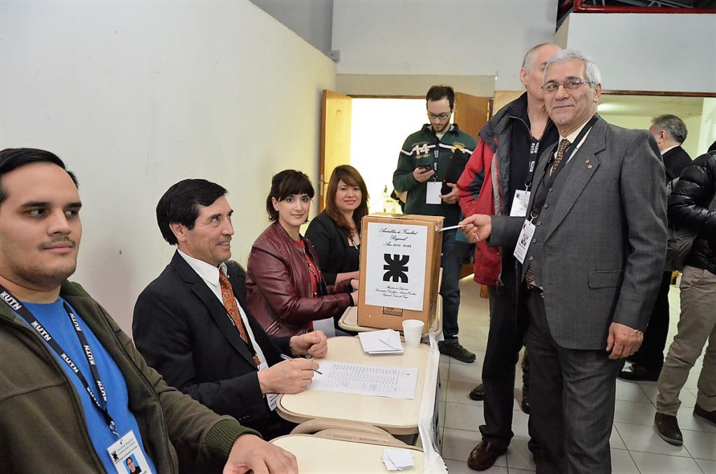 En la Asamblea sólo se propuso una sola candidatura para Decano y una para Vicedecano. Los postulados fueron el ingeniero Mario Ferreyra y su par Francisco Álvarez respectivamente. El padrón estuvo conformado por 41 integrantes y emitieron su voto, el 100% del total.