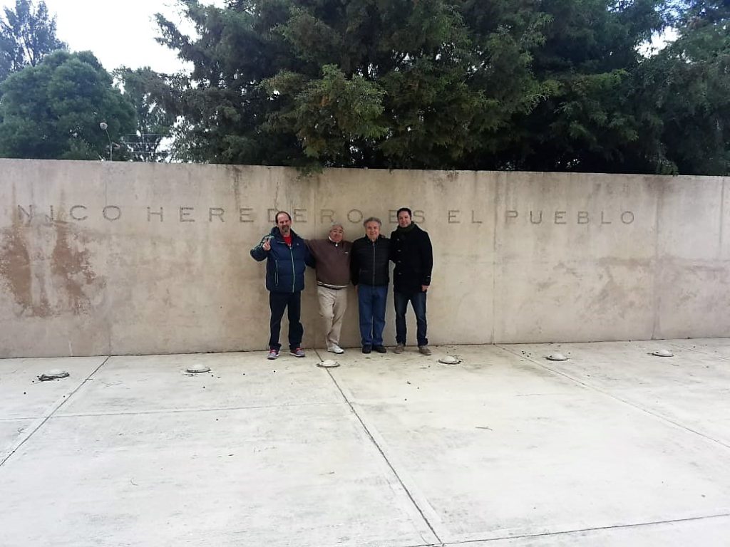 Invitados por integrantes de la Agrupación Celeste y Blanca, pertenecientes al gremio de la Asociación del Personal Docente de la Universidad Tecnológica Nacional, (APUTN), el secretario de Políticas Institucionales de la Universidad Tecnológica Nacional, Ing. Mario Félix Ferreyra, junto al asesor letrado de la misma casa de altos estudios, Dr. Daniel Ferreyra, visitó la Quinta San Vicente, que fue la residencia del expresidente Juan Domingo Perón y de su esposa Evita.