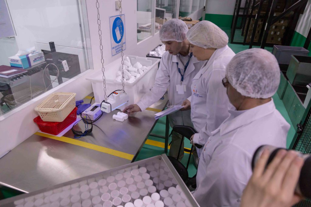 El Laboratorio del Fin del Mundo concluyó el primer lote de medicamentos.