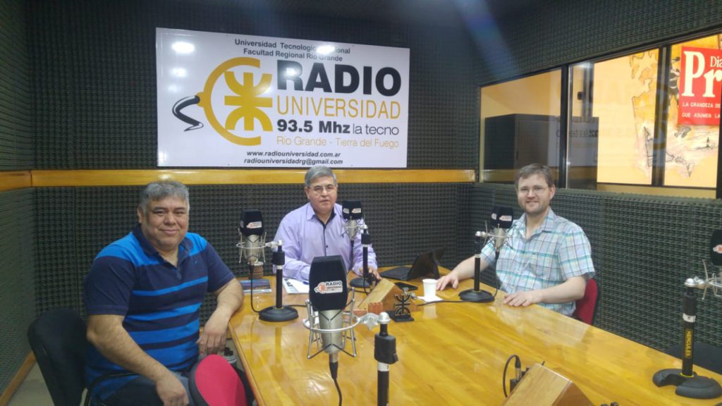 Juan Carlos Duarte, socio de la empresa, y su cuñado Roberto Daniels, apoderado, visitaron los estudios de Radio Universidad para contar en detalle el emprendimiento que lanza su primera producción en dos meses, ciento por ciento fueguino, y permitirá abaratar los costos de construcción, mejorar su calidad, y dar trabajo genuino.