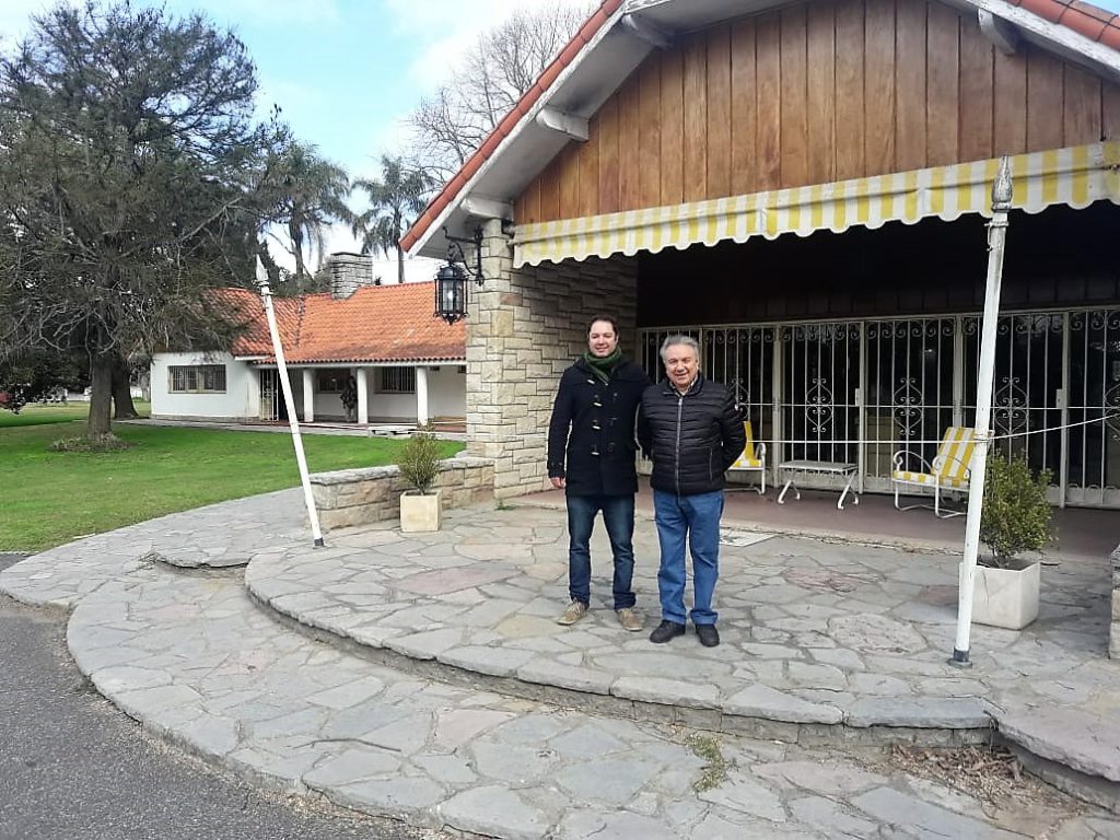 Invitados por integrantes de la Agrupación Celeste y Blanca, pertenecientes al gremio de la Asociación del Personal Docente de la Universidad Tecnológica Nacional, (APUTN), el secretario de Políticas Institucionales de la Universidad Tecnológica Nacional, Ing. Mario Félix Ferreyra, junto al asesor letrado de la misma casa de altos estudios, Dr. Daniel Ferreyra, visitó la Quinta San Vicente, que fue la residencia del expresidente Juan Domingo Perón y de su esposa Evita.