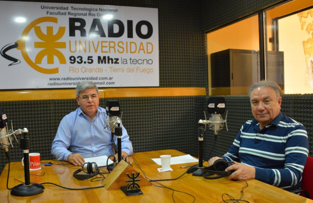 El Rector del Politécnico de Turín (la Universidad Tecnológica más importante de Italia), Prof. Guido Saracco, dialogó con Radio Universidad 93.5 en el marco del "Personaje de los viernes", junto a la participación en los estudios de "La Técno" del Decano de la Facultad Regional Tierra del Fuego, Ing. Mario Ferreyra, el Director de la emisora Alberto Centurión, la Locutora Lorena Vera, y en contacto directo con el corresponsal de Roma, Dr. Marcello D'Aloisio.