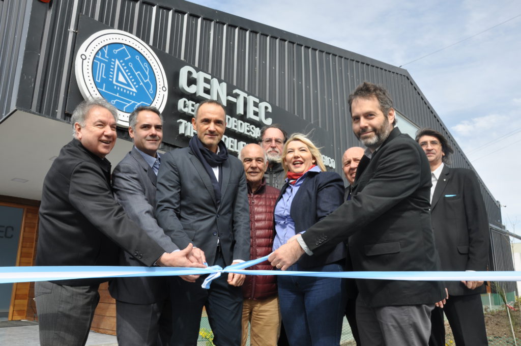 Las autoridades desatan las tradicionales cintas para dejar inaugurado el CEN-TEC.