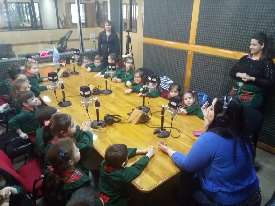 Los alumnos de Sala Amarilla de 4 años del Jardín Rosarito Vera visitaron los estudios de Radio Universidad (93.5).