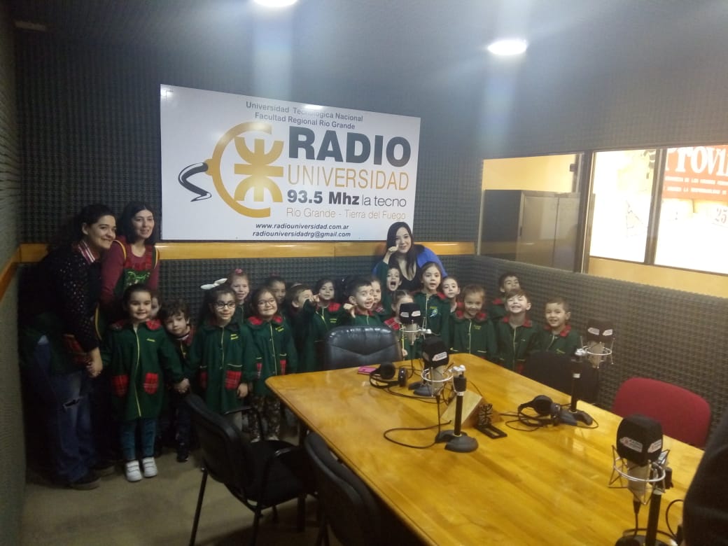 Los alumnos de Sala Amarilla de 4 años del Jardín Rosarito Vera visitaron los estudios de Radio Universidad (93.5).