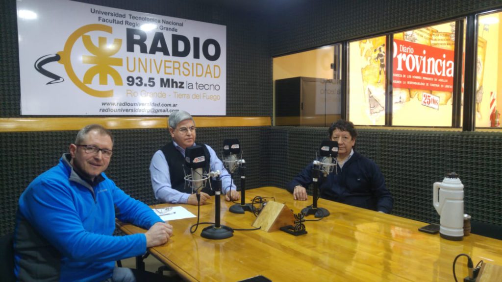 El contador Ramón Gallardo, presidente de la Cámara Maderera, y Christian Topic, titular de Maderera Topic, visitaron los estudios de Radio Universidad 93.5 para exponer las posibilidades que se abren a partir de la resolución que permite exportar al continente productos elaborados con materia prima fueguina y hasta un 50% de insumos extra zona.