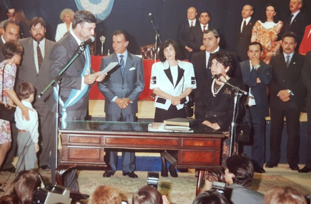 Zulema Lodeiro jurando como la primera Ministra de Educación de Tierra del Fuego.