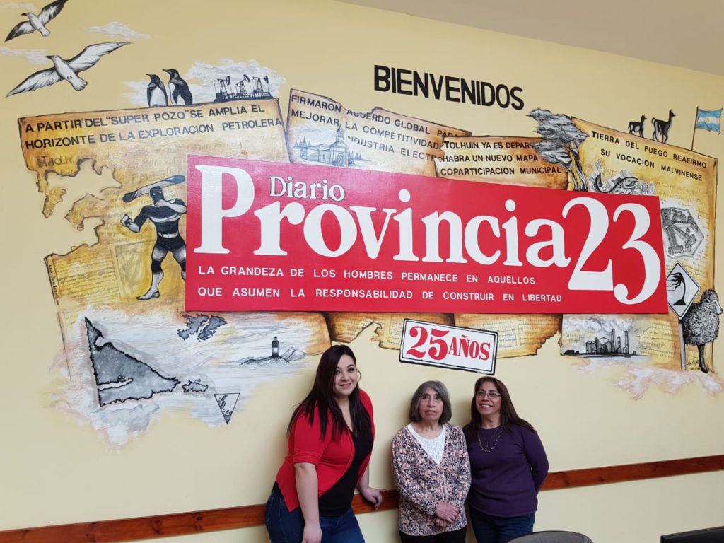 La locutora Lorena Vera, junto a las reconocidas hermanas Zulema y ‘Marita’ Lodeiro en la Redacción de Provincia 23.