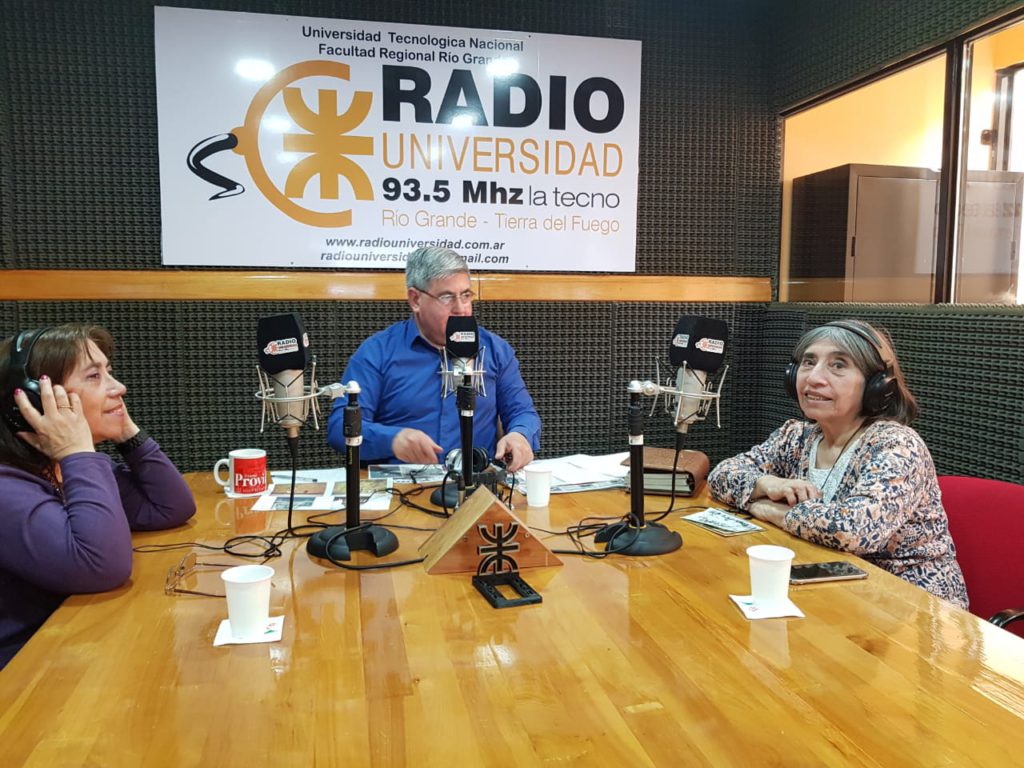 Las reconocidas hermanas Zulema y ‘Marita’ Lodeiro, visitaron los estudios de Radio Universidad 93.5 en el marco del “Personaje de los viernes”, junto a la participación en los estudios de “La Técno” del director de la emisora Alberto Centurión, la Locutora Lorena Vera, y en contacto directo con el corresponsal de Roma, Dr. Marcello D’Aloisio.