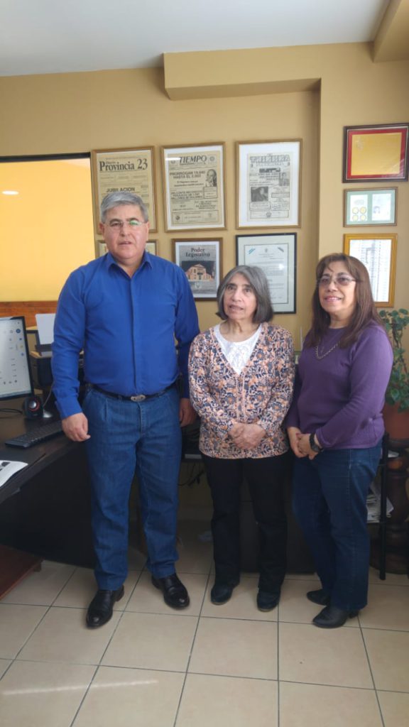 El Director de Provincia 23, Alberto Centurión, recibió en su oficina a las hermanas Lodeiro.