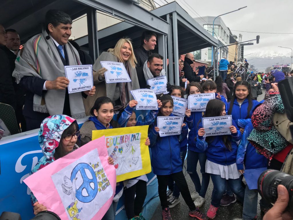 El intendente Walter Vuoto y a la gobernadora de la Provincia, Rosana Bertone, encabezaron los actos centrales que comenzaron a las 08:00 de la mañana en la Prefectura Naval Argentina.