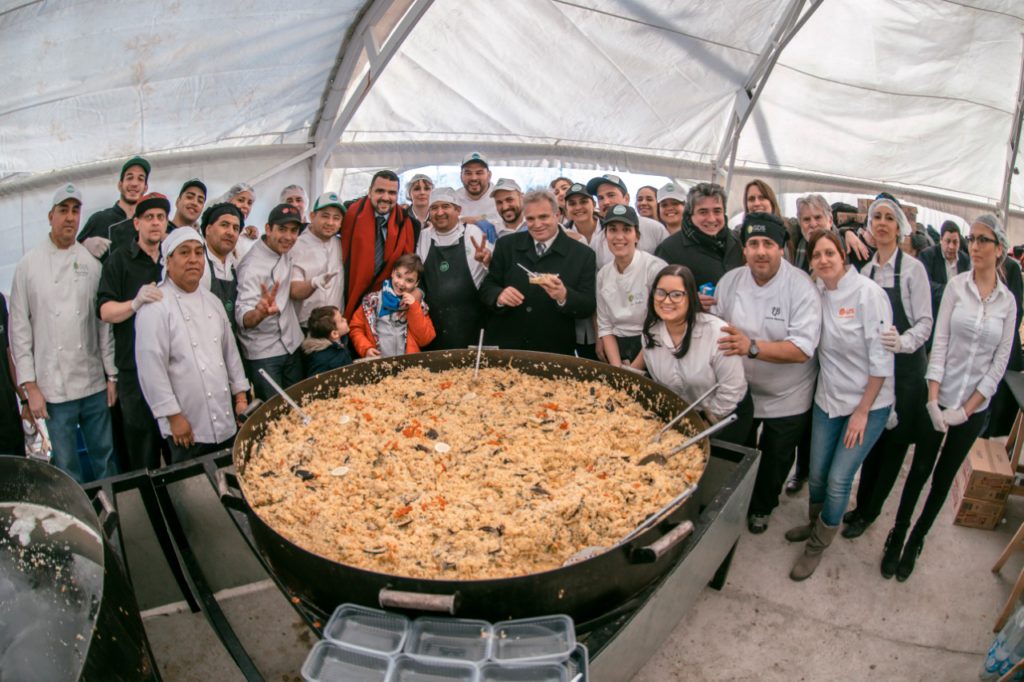 El intendente Walter Vuoto y a la gobernadora de la Provincia, Rosana Bertone, encabezaron los actos centrales que comenzaron a las 08:00 de la mañana en la Prefectura Naval Argentina.