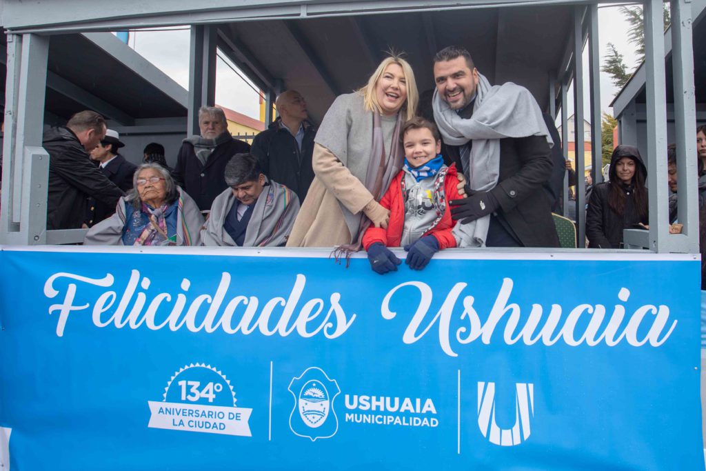 El intendente Walter Vuoto y a la gobernadora de la Provincia, Rosana Bertone, encabezaron los actos centrales que comenzaron a las 08:00 de la mañana en la Prefectura Naval Argentina.