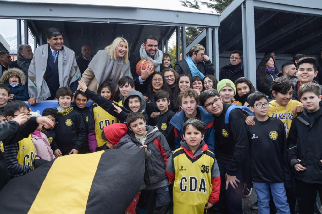 El intendente Walter Vuoto y a la gobernadora de la Provincia, Rosana Bertone, encabezaron los actos centrales que comenzaron a las 08:00 de la mañana en la Prefectura Naval Argentina.