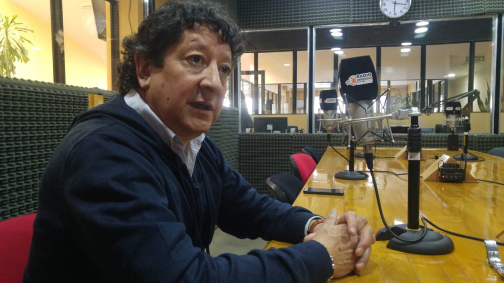 El contador Ramón Gallardo, presidente de la Cámara Maderera, y Christian Topic, titular de Maderera Topic, visitaron los estudios de Radio Universidad 93.5 para exponer las posibilidades que se abren a partir de la resolución que permite exportar al continente productos elaborados con materia prima fueguina y hasta un 50% de insumos extra zona.