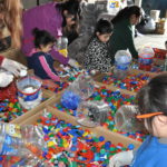 Voluntarios llenaron un camión con tapitas, papeles y latas de aluminio para el Garrahan