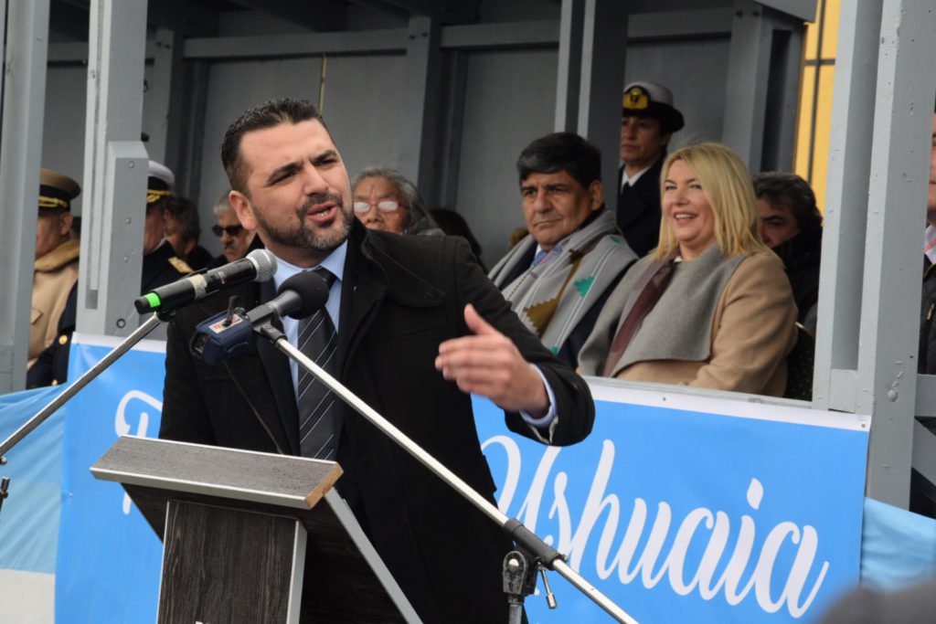 El intendente Walter Vuoto y a la gobernadora de la Provincia, Rosana Bertone, encabezaron los actos centrales que comenzaron a las 08:00 de la mañana en la Prefectura Naval Argentina.