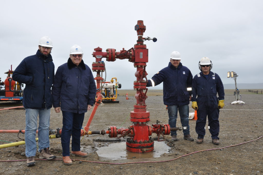 Ricardo Chacra, Presidente de la petrolera ROCH, junto a personal de la empresa en uno de los dos pozos más importantes donde se encuentran realizando exploraciones.