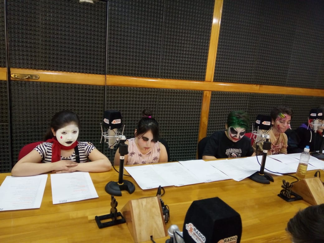 Halloween, también conocido como Noche de Brujas o Noche de Víspera de Difuntos, se celebró en los estudios de Radio Universidad 93.5 en la última edición de Cookies and Bookies.