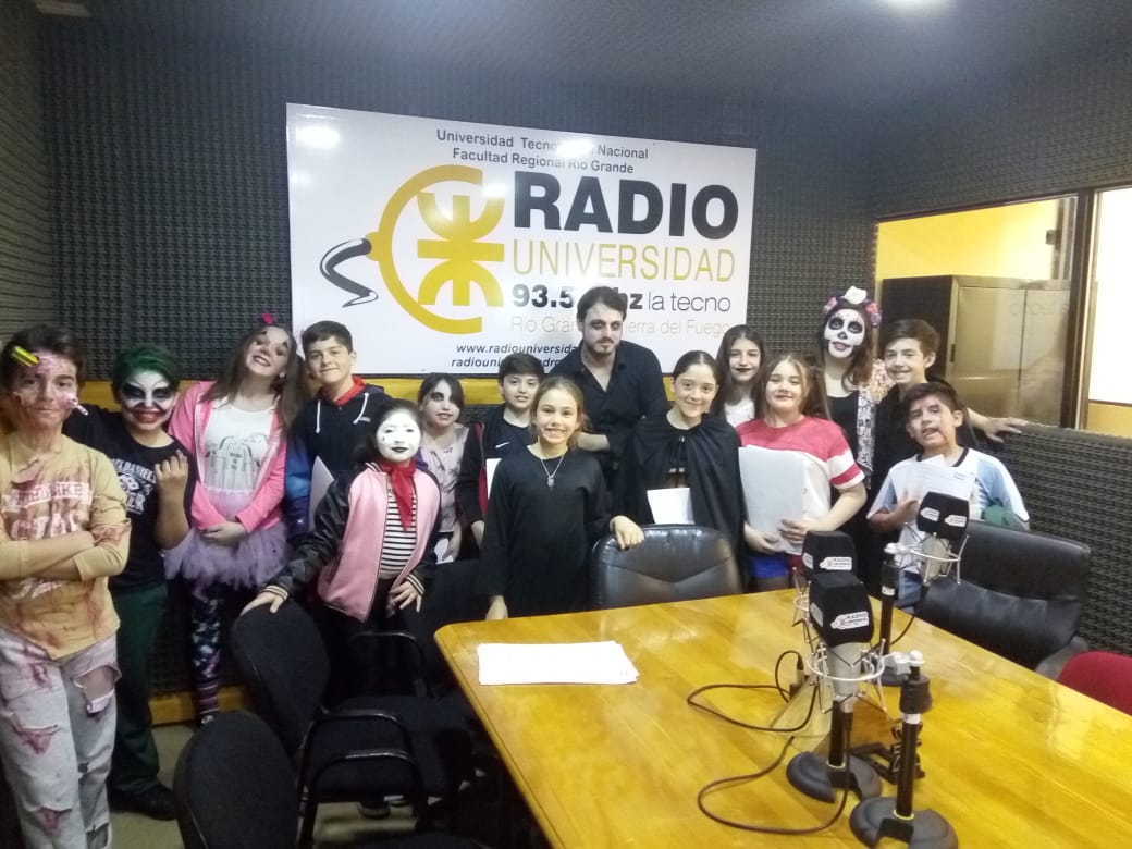 Halloween, también conocido como Noche de Brujas o Noche de Víspera de Difuntos, se celebró en los estudios de Radio Universidad 93.5 en la última edición de Cookies and Bookies.