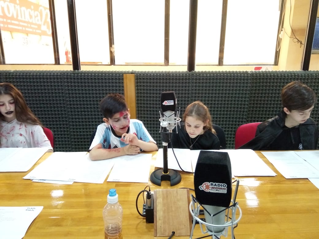 Halloween, también conocido como Noche de Brujas o Noche de Víspera de Difuntos, se celebró en los estudios de Radio Universidad 93.5 en la última edición de Cookies and Bookies.