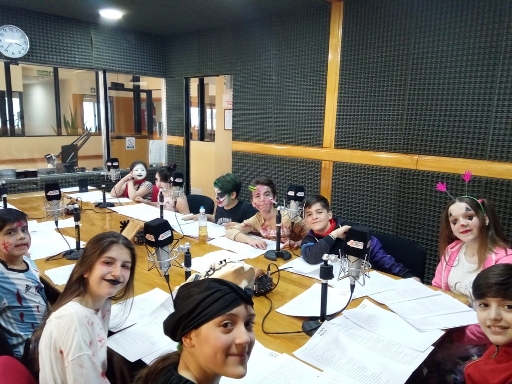 Halloween, también conocido como Noche de Brujas o Noche de Víspera de Difuntos, se celebró en los estudios de Radio Universidad 93.5 en la última edición de Cookies and Bookies.