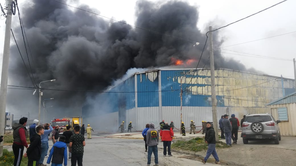 “Gracias a dios no hubo ningún herido dentro de los empleados, se contuvo todo muy bien y no se produjeron más daños que los materiales”, dijo en principio, preocupado por todos los que se vieron envueltos en esta tragedia.