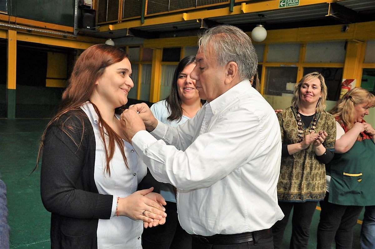 En el mediodía de este martes, el ingeniero Mario Ferreyra, Decano de la Facultad Regional Tierra del Fuego de la Universidad Tecnológica Nacional, presidente de la FUNDATEC e integrante del Rectorado Nacional de la UTN, reconoció a trabajadores de la institución, tanto docentes, como no docentes y personal de la alta casa de estudios. Lo hizo en el marco de un ágape en la sede de la UTN en Río Grande, siendo acompañado por el vicedecano ingeniero Francisco Álvarez y demás autoridades académicas de la institución.