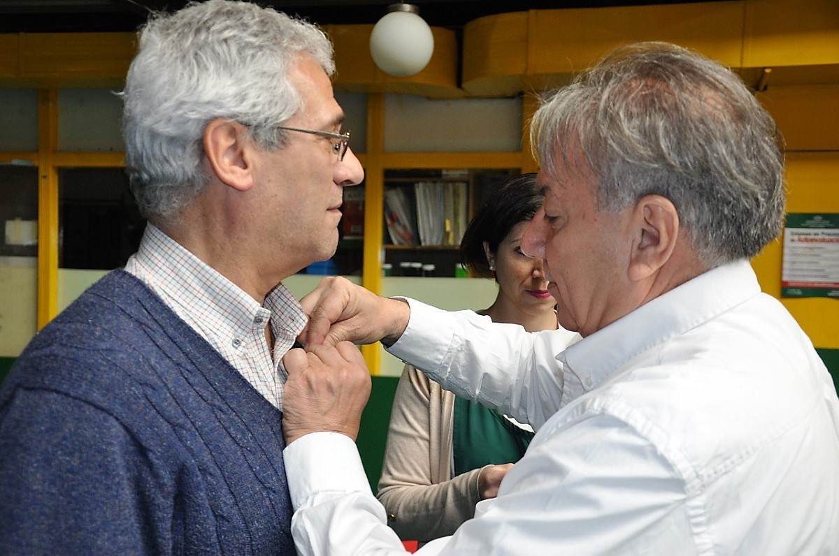 En el mediodía de este martes, el ingeniero Mario Ferreyra, Decano de la Facultad Regional Tierra del Fuego de la Universidad Tecnológica Nacional, presidente de la FUNDATEC e integrante del Rectorado Nacional de la UTN, reconoció a trabajadores de la institución, tanto docentes, como no docentes y personal de la alta casa de estudios. Lo hizo en el marco de un ágape en la sede de la UTN en Río Grande, siendo acompañado por el vicedecano ingeniero Francisco Álvarez y demás autoridades académicas de la institución.