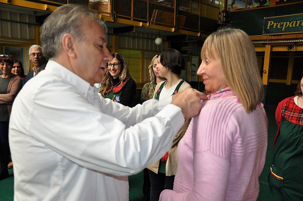 En el mediodía de este martes, el ingeniero Mario Ferreyra, Decano de la Facultad Regional Tierra del Fuego de la Universidad Tecnológica Nacional, presidente de la FUNDATEC e integrante del Rectorado Nacional de la UTN, reconoció a trabajadores de la institución, tanto docentes, como no docentes y personal de la alta casa de estudios. Lo hizo en el marco de un ágape en la sede de la UTN en Río Grande, siendo acompañado por el vicedecano ingeniero Francisco Álvarez y demás autoridades académicas de la institución.