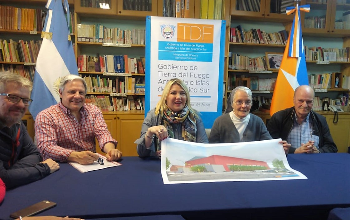 En las instalaciones del colegio María Auxiliadora de esta ciudad, la gobernadora Rosana Bertone, junto al ministro de Obras y Servicios Públicos Luis Vázquez, la representante legal de la Asociación Civil ‘Instituto María Auxiliadora’ hermana María Piccone, y el apoderado de la empresa ‘Cóccaro Hnos. Construcciones S.A.’ Abel Cóccaro, firmaron este martes el contrato de obra para la ejecución del ‘Nuevo Gimnasio Instituto María Auxiliadora’.