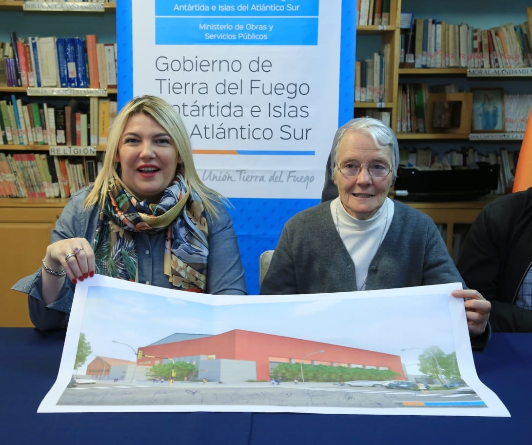 “Las hermanas pelean de una manera increíble, con una gran tenacidad y un compromiso social y espiritual. Tenemos que sentirnos orgullosos de tener hermanas como las que están en Tierra del Fuego. El que tiene fe, puede sentirse acompañado, y el que no tiene fe, también puede ver un trabajo social importantísimo en la comunidad de Río Grande. En el colegio tienen chicos becados y es algo que tenemos que revalorizar”, subrayó.