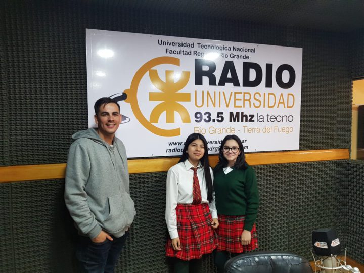 El vicedecano de la Facultad Regional Tierra del Fuego, Ing. Francisco Álvarez, visitó los estudios de Radio Universidad (93.5) junto a las estudiantes del CIERG Camila Barrios, Brenda Vizgarra y el artista Marcos Aldavez, para dialogar, en esta oportunidad, sobre el trabajo que vienen llevando a cabo diferentes artistas grafiteros de nuestra ciudad de Río Grande.