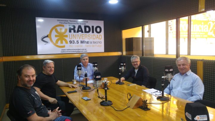 El programa 'Dos Preguntan', conducido por los periodistas Alberto Centurión y Germán Gasparini, se emite todos los sábados, de 10:00 a 13:00, por Radio Universidad 93.5