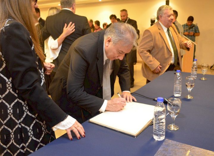 El ingeniero Mario Ferreyra, decano de la Facultad Regional Tierra del Fuego de la Universidad Tecnológica Nacional, participó del acto que se llevó adelante en el Centro Cultural Yaganes por la jura de la Dra. Mariel Borruto como jueza Federal del Juzgado de Primera Instancia de Río Grande.