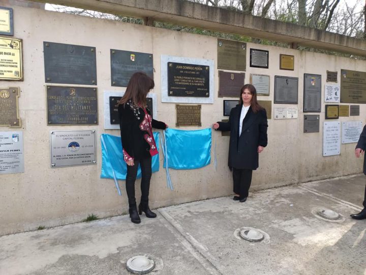 El Decano Mario Ferreyra junto a directivos y personal no docente de la Regional Tierra del Fuego, homenajearon junto a representantes de la tecnológicas del todo país, al creador de la Universidad Tecnológica Nacional, Juan Domingo Perón, en una visita llevada a cabo la semana pasada en la Quinta de San Vicente donde permanecen los restos del expresidente.