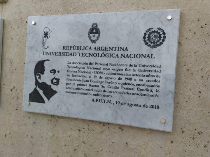 El Decano Mario Ferreyra junto a directivos y personal no docente de la Regional Tierra del Fuego, homenajearon junto a representantes de la tecnológicas del todo país, al creador de la Universidad Tecnológica Nacional, Juan Domingo Perón, en una visita llevada a cabo la semana pasada en la Quinta de San Vicente donde permanecen los restos del expresidente.