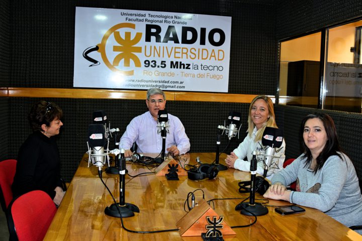 En el marco del "Personaje de los Viernes" y en contacto directo con el corresponsal de Italia, Marcello D'Aloisio, el Director de la emisora Alberto Centurión y la locutora Lorena Vera en los estudios, visitaron la emisora la Campeona Nacional de Rally, Nadia Cutro, la corredora local Laura Novillo, y la Presidenta de la Comisión Directiva del Automóvil Club Río Grande, Mónica Cobián.