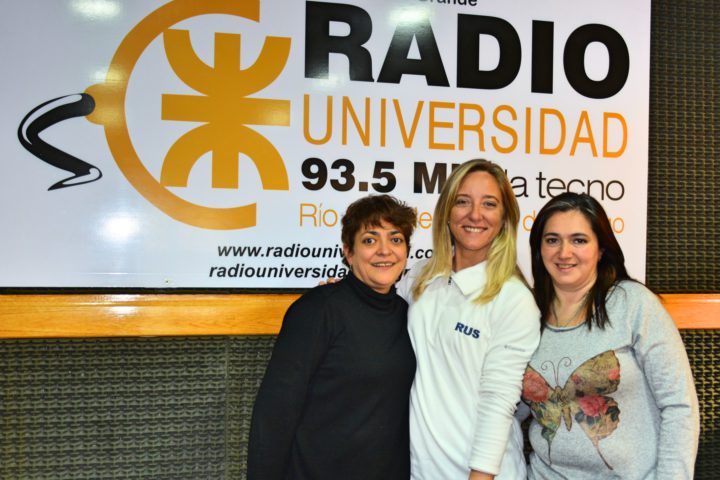 En el marco del "Personaje de los Viernes" y en contacto directo con el corresponsal de Italia, Marcello D'Aloisio, el Director de la emisora Alberto Centurión y la locutora Lorena Vera en los estudios, visitaron la emisora la Campeona Nacional de Rally, Nadia Cutro, la corredora local Laura Novillo, y la Presidenta de la Comisión Directiva del Automóvil Club Río Grande, Mónica Cobián.