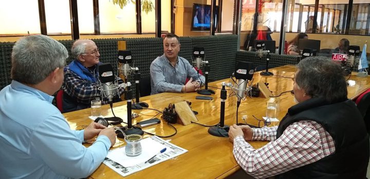 En el marco de la Edición N°46 del Gran Premio de la Hermandad, Mauro Oyarzo y Carlos Ozuljevich llegaron desde Chile para visitar los estudios de Radio Universidad (93.5) y dialogar con ‘Dos Preguntan’, en donde revivieron historias y anécdotas de una de las competencias más emblemáticas de Latinoamérica. También se hizo presente el senador y Presidente de la Comisión de Deporte del Congreso de la Nación, Julio Catalán Magni.