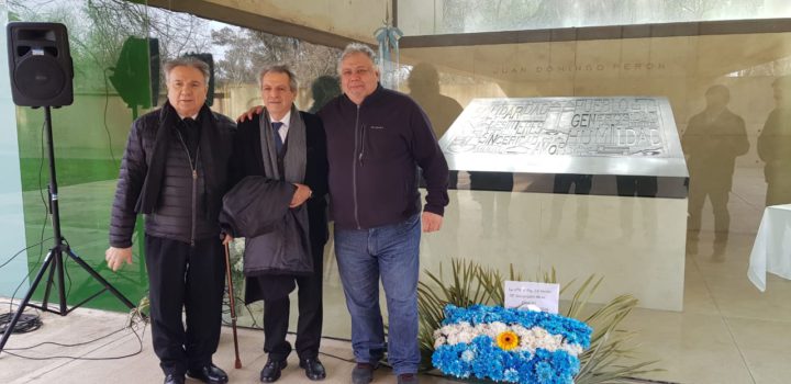 El Decano Mario Ferreyra junto al Secretario de Asuntos Estudiantiles, Carlos Clark, con quien participó del homenaje junto a representantes de la tecnológicas del todo país, al creador de la Universidad Tecnológica Nacional, Juan Domingo Perón, en una visita llevada a cabo la semana pasada en la Quinta de San Vicente donde permanecen los restos del expresidente.